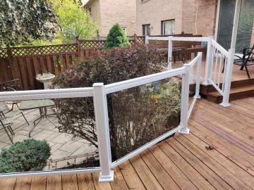 Glass Deck Railings – Modern Look, Durable Aluminum Frame